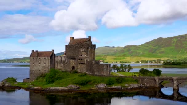 Medeltida Historiska Skotska Slottet Eilean Donan Med Stenbro — Stockvideo