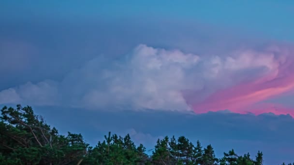 山と森の上の雲とカラフルな空 タイムラプス — ストック動画