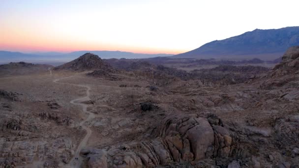 ローンパインの日没時にアラバマヒルズの過酷な岩場の砂漠の風景 — ストック動画