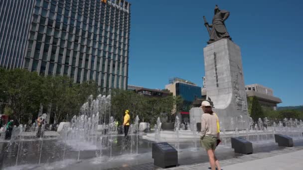 Eine Touristin Liest Historische Statue Von Admiral Sun Shin Auf — Stockvideo