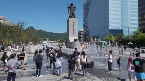Square Crowded People Gwanghwamun Plaza Renovation Excited Tourists Sightseeing Admiral — Stock Video