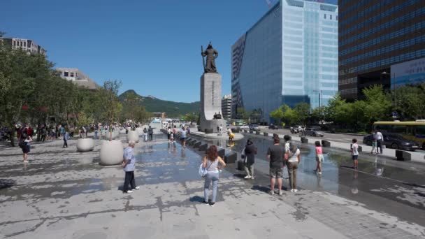 Oigenkännliga Människor Reser Renoverade Gwanghwamun Plaza Passerar Staty Amiral Sun — Stockvideo