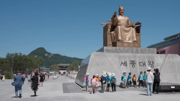 Grupper Människor Promenader Och Bilder Nära Statyn Kung Sejong Den — Stockvideo