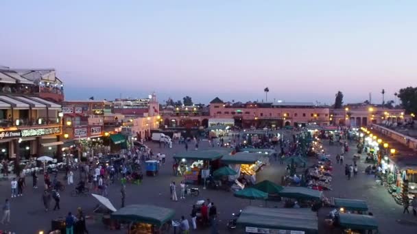 夕暮れ時のジェマ フナア市場の4K映像 — ストック動画