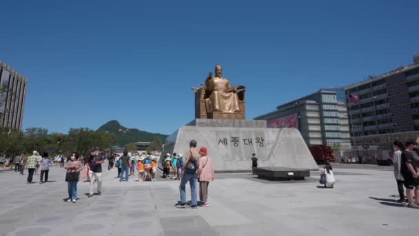 Dav Turistů Zrekonstruované Gwanghwamun Plaza Blízkosti King Sejong Monument Slunný — Stock video