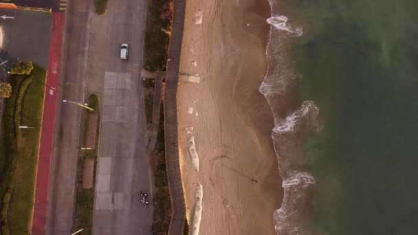 Foto Aerea Dall Alto Verso Basso Spiaggia Sabbiosa Oceano Auto — Video Stock