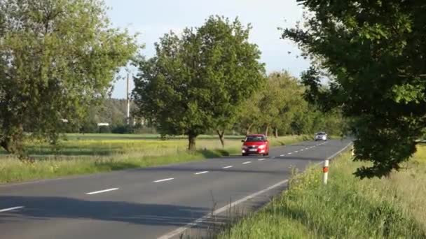 Twee Skoda Auto Rijden Hard Een Landweg Bij Zonsondergang — Stockvideo