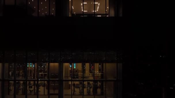 费城康卡斯特中心的空中上升拍摄 四季酒店的健身房和设施在夜间透过玻璃窗 — 图库视频影像