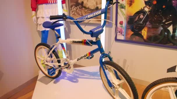 Bmx 자전거는 박물관에 전시되어 1980 자전거 — 비디오