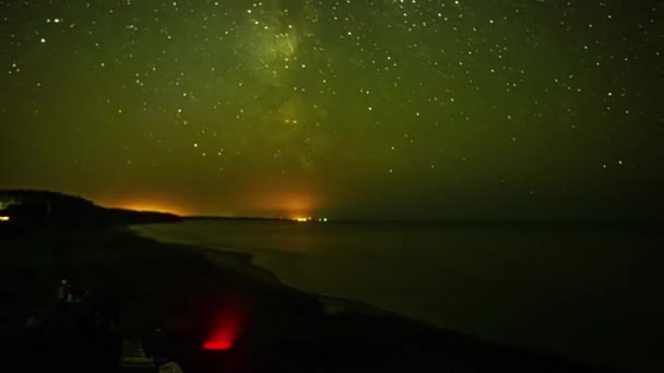 Upływ Czasu Nocnego Nieba Gwiazdami Ludźmi Biwakującymi Przy Ognisku — Wideo stockowe