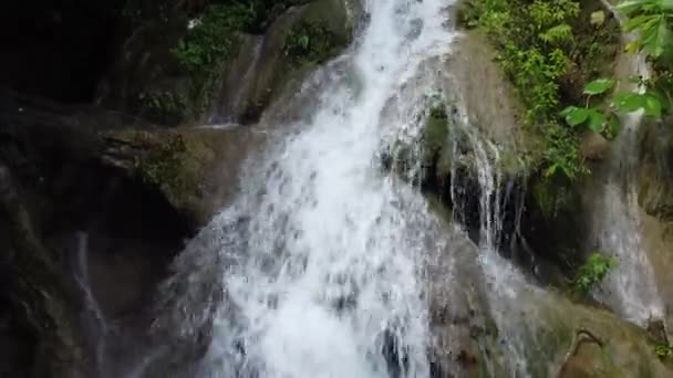 Wodospad Spadający Środku Lasu — Wideo stockowe
