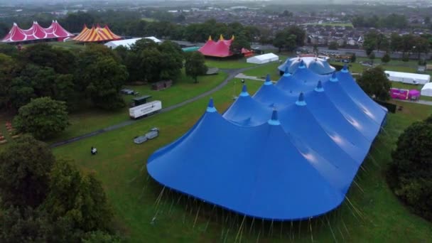 Flygfoto Över Omloppsbana Musik Festival Blå Nöjesfält Tält Händelse Park — Stockvideo