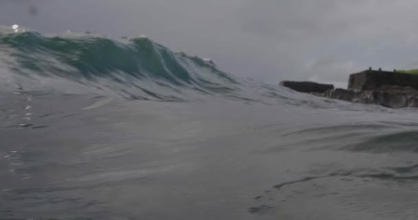 清澈的大海清澈的浪花 在大堡礁上空盘旋着红色摄像机的照片夏威夷冲浪 — 图库视频影像