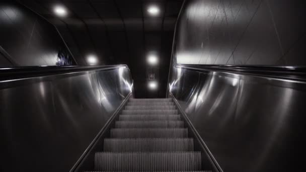 Tren Istasyonunda Yürüyen Merdiven Koyu Metalik Hamburg Landungsbrcken — Stok video