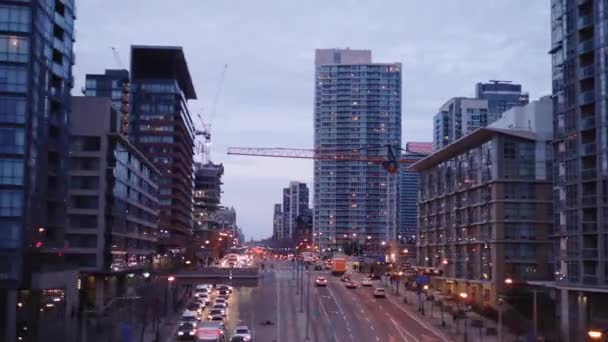 Movimiento Derecha Izquierda Cruzando Paso Elevado Centro Toronto Con Tráfico — Vídeo de stock