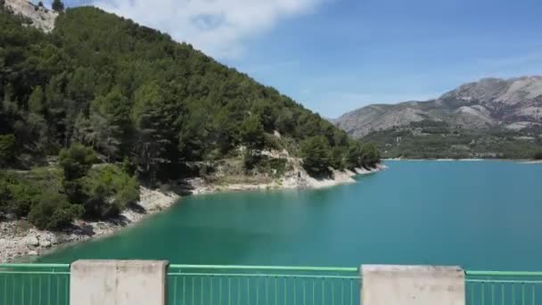 スペインのグアダルートにある素晴らしいターコイズブルーの湖と山々を眺めましょう — ストック動画
