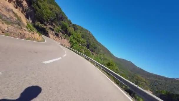 在西班牙加泰罗尼亚一条偏远的山路上 一名骑自行车的人高速下山转弯时被射中的Pov子弹击中 — 图库视频影像
