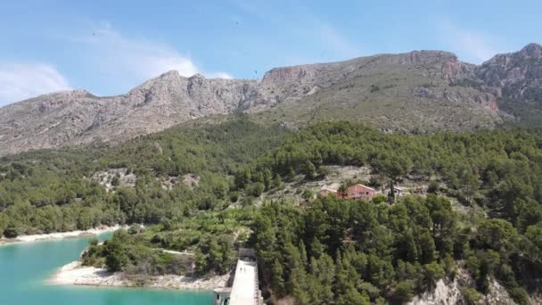 Impressionante Grande Diga Sul Fiume Smeraldo Persone Piedi Soleggiate Calde — Video Stock