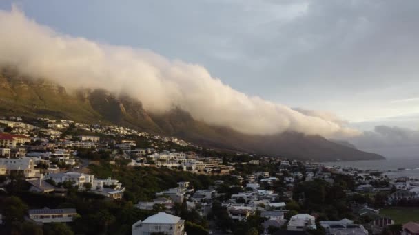 Moln Som Rullar Över Toppen Table Mountain Kapstaden — Stockvideo