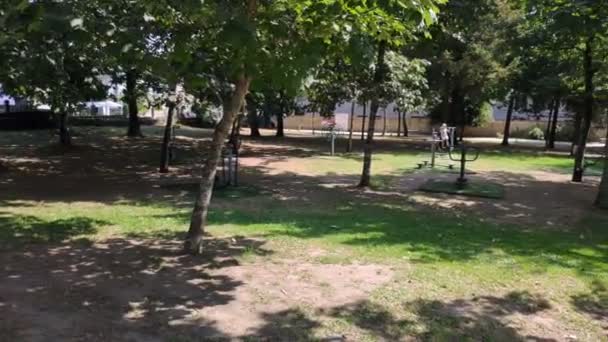 Familias Con Niños Disfrutando Los Juegos Del Parque Público Sombra — Vídeos de Stock