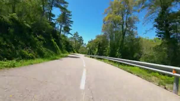 Vista Panorámica Ciclista Carretera Acorralándose Mientras Desciende Por Una Carretera — Vídeos de Stock