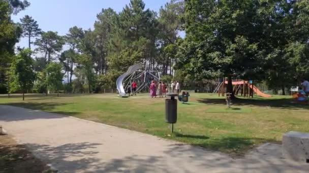 Familiile Copii Care Joacă Parcul Public Alunecă Grădinile Copacii Într — Videoclip de stoc