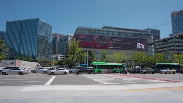 韓国現代史博物館巨大な広告湾曲した画面の壁にマウントされています ソウル市内の西城大路では交通量の多い車が停車していた — ストック動画