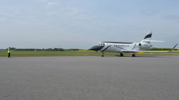一架抵达丹麦埃斯博格机场的猎鹰2000Lx喷气式飞机的地面机组编组 — 图库视频影像