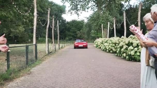 Rode Porsche Met Bruidspaar Auto Weg Naar Hun Huwelijksfeest Thorn — Stockvideo