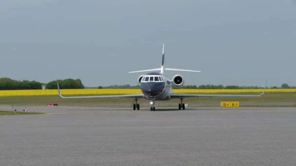 Ein Falcon 2000 Privatjet Rollt Auf Die Rampe Flughafen Sonnig — Stockvideo