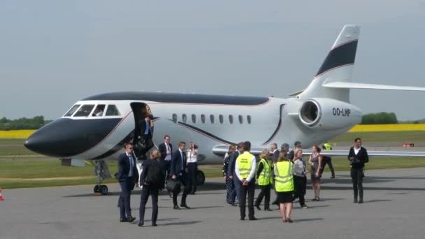 Eu委員のUrsula Von Der Leyenはエスビェルグ空港で民間航空機のダッソーファルコン2000Lxを降車する 2022年 デンマークで欧州連合首脳会議 — ストック動画