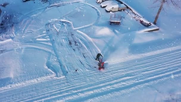 Personne Combattant Avec Neige Aide Ventilateur Pendant Fortes Chutes Neige — Video