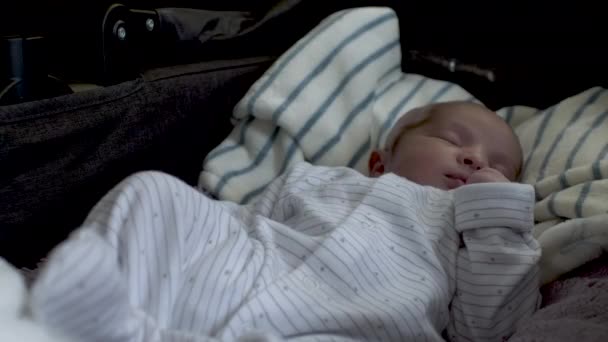 Een Close Shot Van Een Pasgeboren Baby Die Vredig Slaapt — Stockvideo
