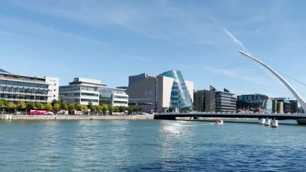 Samuel Becketts Brücke Über Den Fluss Liffey Dublin Viele Autos — Stockvideo
