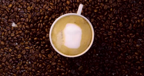 Birdseye Uitzicht Een Draaiende Kop Gevuld Met Schuimige Koffie Latte — Stockvideo