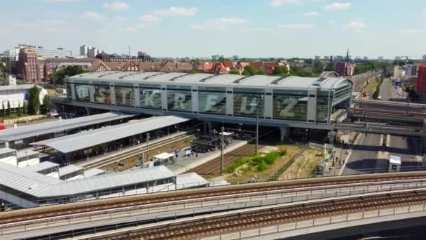 Stor Jernbanestation Ostkreuz Dramatisk Antenne Visning Flyvning Boom Skyderen Til – Stock-video