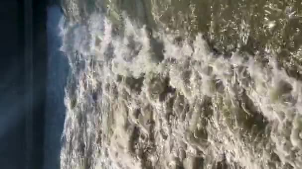 Güçlü Nehir Suyunun Weir Şelalesi Düşüşünün Vertical Görüntüsü — Stok video