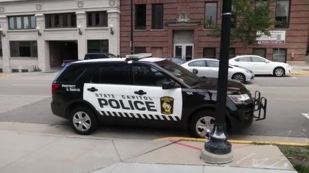 Wisconsin State Capitol Αστυνομικό Αυτοκίνητο Στο Madison Ουισκόνσιν Gimbal Βίντεο — Αρχείο Βίντεο