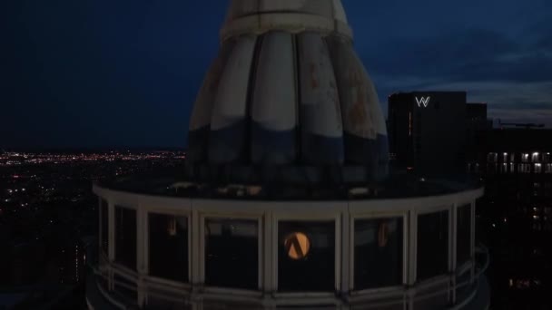 フィラデルフィア市役所の夜 有名なランドマークの上昇空中ショットトップにウィリアム ペン像を明らかに — ストック動画