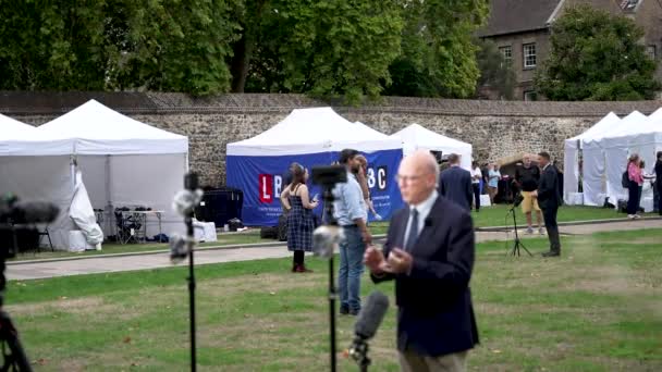 Media Broadcast Tents Abingdon Street Gardens Covering Next Prime Minster — Vídeo de stock