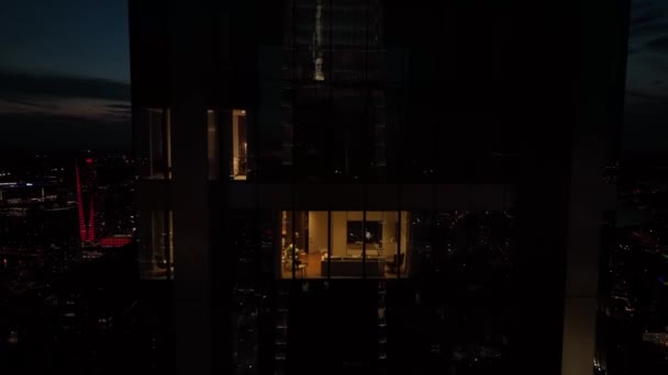 フィラデルフィアのダウンタウンの夜 Comcast CenterとFour Seasons Hotelの上昇中のドローンショット 豪華な屋上バーを明らかにガラス窓 — ストック動画