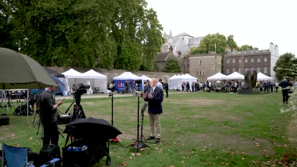 Widok Przez Abingdon Street Ogrody Namiotów Medialnych Kryjących Przyszłego Premiera — Wideo stockowe