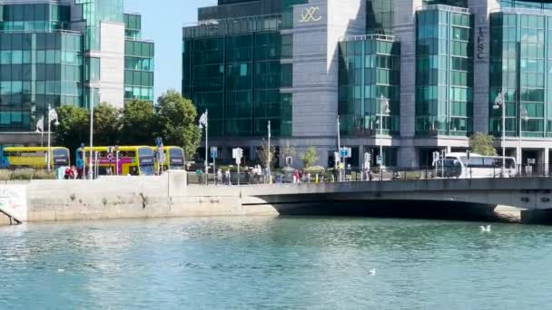 Через Річку Ліффі Меморіальний Міст Талбота Дубліні Сонячний День Блакитним — стокове відео