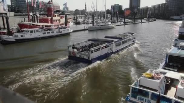 Barco Turístico Pasando Por Hamburgo Landungsbrcken Con Elbphilharmonie Pan — Vídeos de Stock