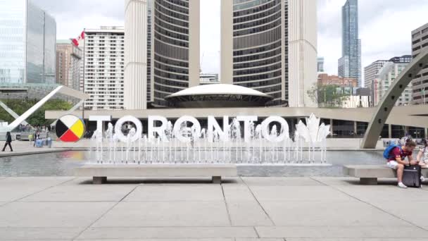 Pan Toronto Sign City Hall Buildings Tourrists Background — стоковое видео