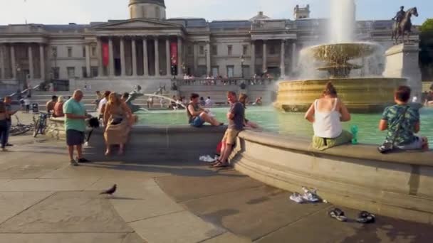 トラファルガー広場 ロンドン イングランド July 2022 Fountainsトラファルガー広場 暑い夏の日に — ストック動画