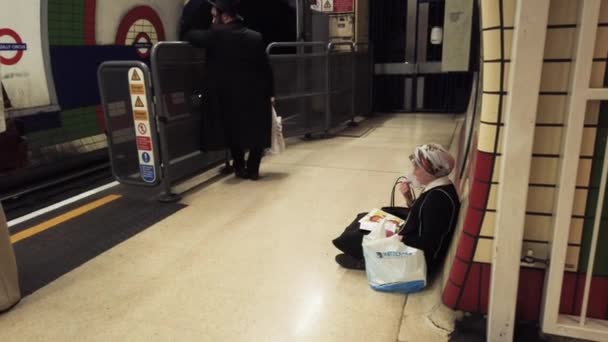 Bond Street Train Station Londýn Anglie Července 2022 Commuter Fanning — Stock video