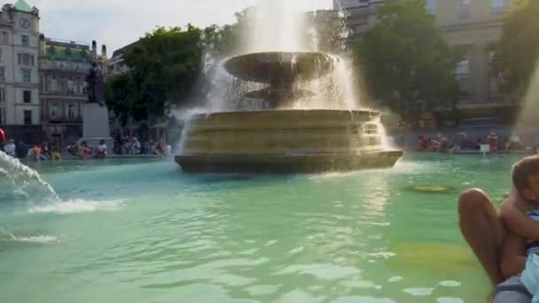 英国伦敦特拉法加广场2022年7月19日 特拉法加广场之泉 炎热的夏日 — 图库视频影像