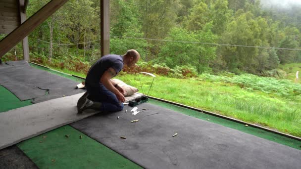 Man Shooting Range Assembles Ballisztikus Precíziós Kronográf Tesztelésére Golyósebesség Üres — Stock videók