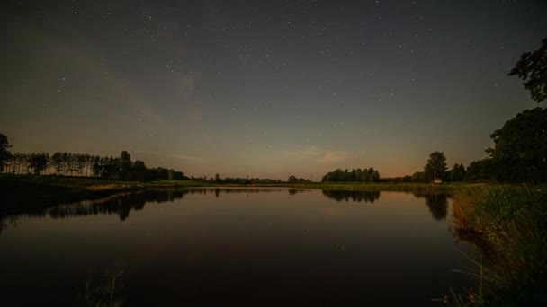 Hvězdy Pohybují Noční Obloze Nad Přehradou Jak Přichází Úsvit Noc — Stock video